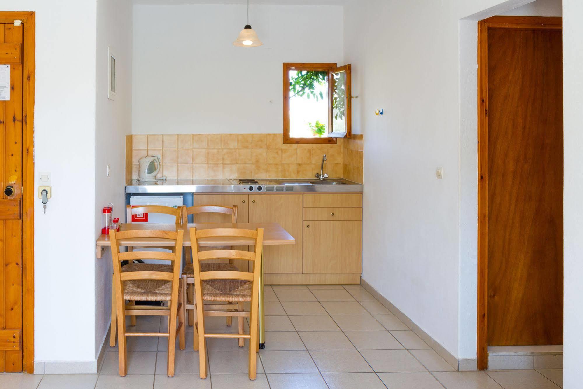 Kokkini Hani Ideal Hotel מראה חיצוני תמונה